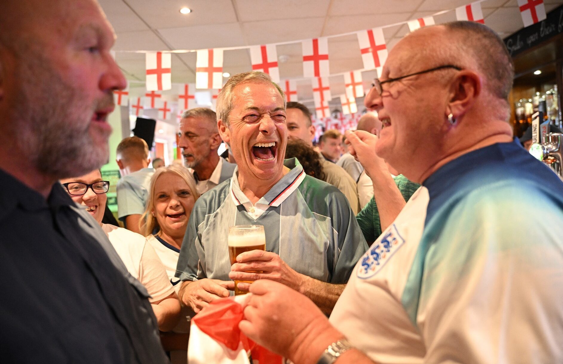 Farage ontregelt Britse politiek met pint en peuk